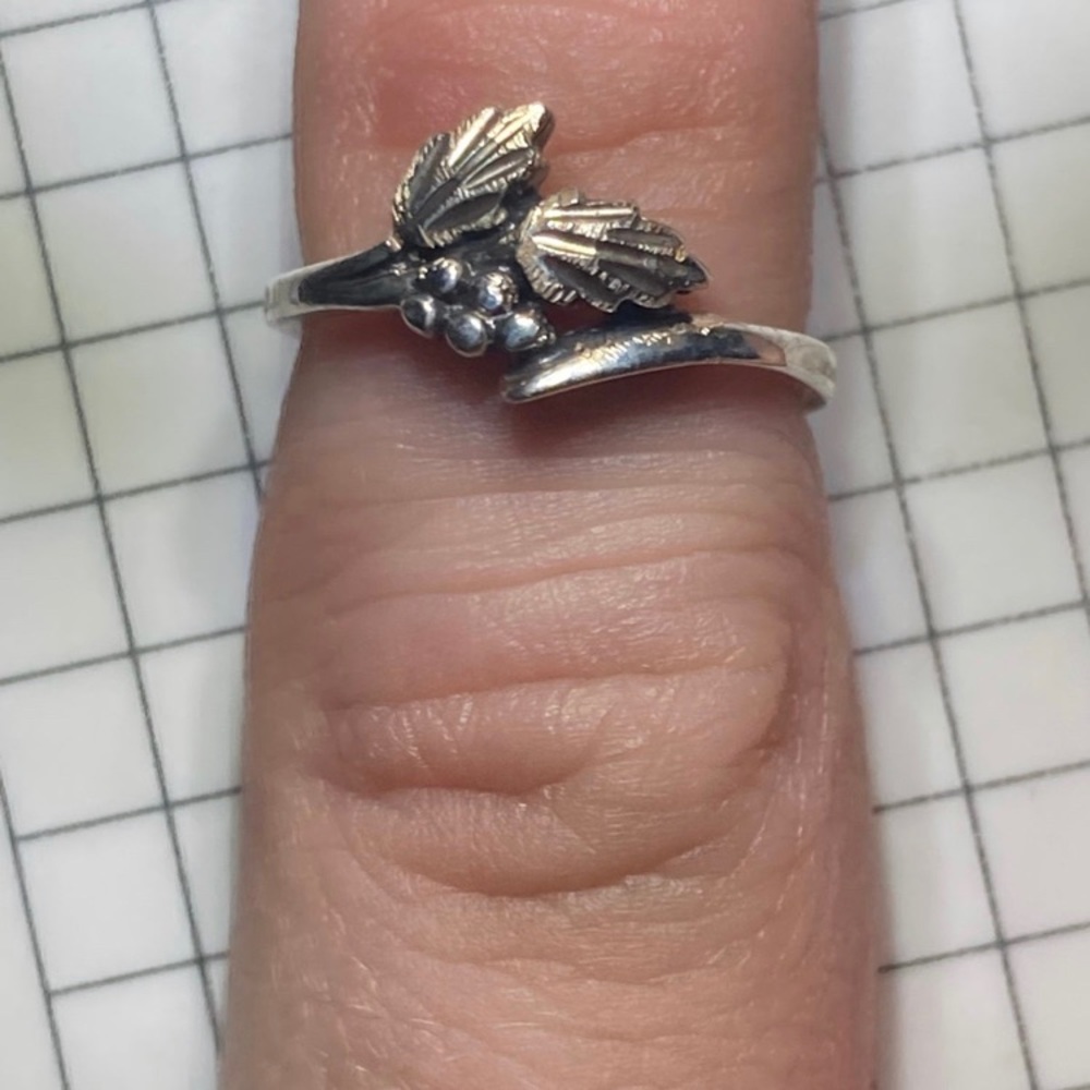 Black hills gold sterling silver +12kt gold grape and leaf ring !